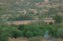Κάτω Χρυσοβίτσα Δεξιά του ποταμού Ευήνου, σε υψόμετρο 400μ περίπου και σε απόσταση 5χιλ. ανατολικά του Θέρμου εκτίνεται ένα ημιορεινό, παραδοσιακό, αραιοκατοικημένο χωρίο η Κάτω Χρυσοβίτσα ή ″Βάλτσα″. Διασχίζεται από την επαρχιακή οδό Θέρμου – Πλατάνου Ναυπακτίας και αποτελείται από πολλούς οικισμούς. Όπως: Ελληνικό, Διάσελο, Κουτσομύλια, Άνω και Κάτω Δοσούλα.