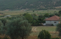 Κάτω Χρυσοβίτσα Δεξιά του ποταμού Ευήνου, σε υψόμετρο 400μ περίπου και σε απόσταση 5χιλ. ανατολικά του Θέρμου εκτίνεται ένα ημιορεινό, παραδοσιακό, αραιοκατοικημένο χωρίο η Κάτω Χρυσοβίτσα ή ″Βάλτσα″. Διασχίζεται από την επαρχιακή οδό Θέρμου – Πλατάνου Ναυπακτίας και αποτελείται από πολλούς οικισμούς. Όπως: Ελληνικό, Διάσελο, Κουτσομύλια, Άνω και Κάτω Δοσούλα.