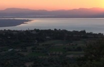 Ηλιοβασίλεμα απ΄ την Παναούλα. Η θέα προς Πετροχώρι - Τριχωνίδα Ηλιοβασίλεμα απ΄ την Παναούλα. Η θέα προς Πετροχώρι - Τριχωνίδα